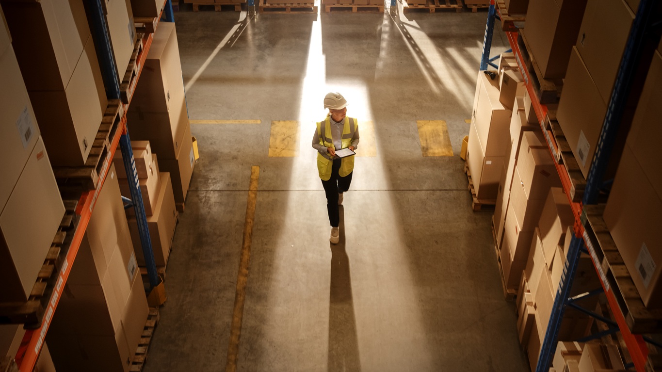 Regały a drony: Jak przygotować magazyn na inwentaryzację z powietrza?