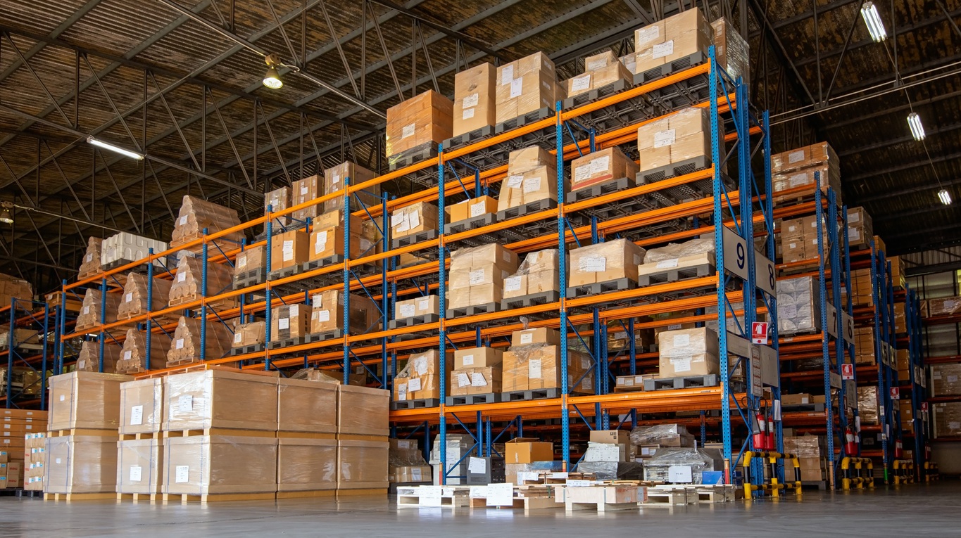 Leasing czy zakup regałów? Analiza kosztów i korzyści dla MŚP.