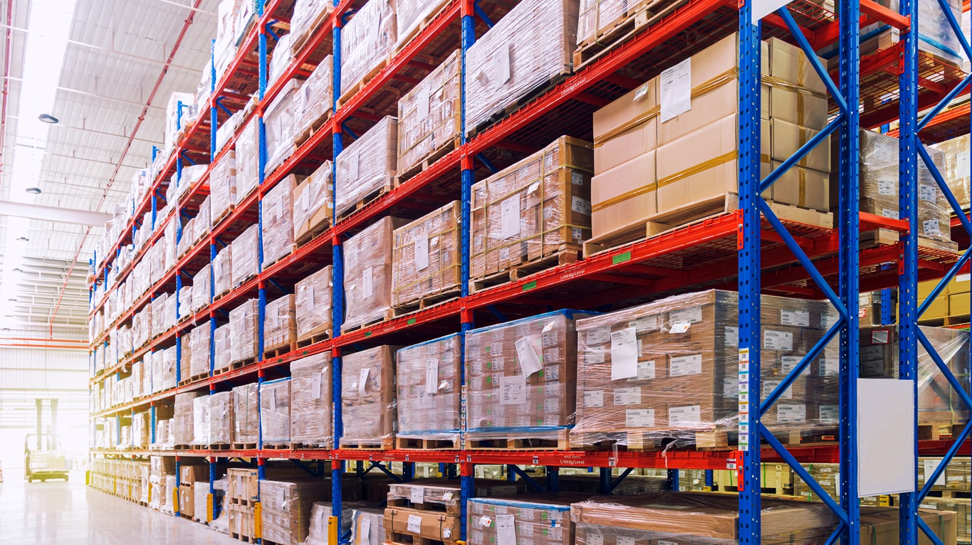 Jak sztuczna inteligencja (AI) przewiduje zapotrzebowanie i optymalizuje zapełnienie regałów?